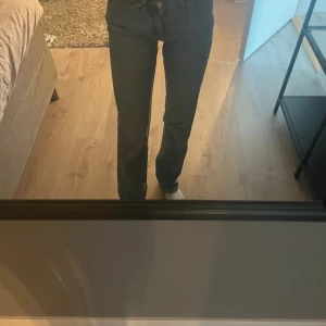 Weekday jeans - Snygga Jeans från weekday i 23/32, mid waist! Sparsamt använda!❤️