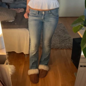 Lee jeans lowwaist bootcut - Snygga blå jeans med bootcut och låg midja. De har en klassisk femficksdesign och en knapp- och dragkedjestängning framtill. Bilderna är lånade och säljer för att de är för långa på mig . 