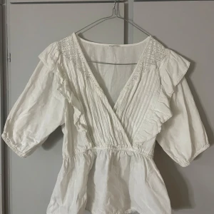 Vit blus  - Säljer denna fina blus som är köpt från Zalando för 400kr. Den har används ett fåtal gånger🫶🏻