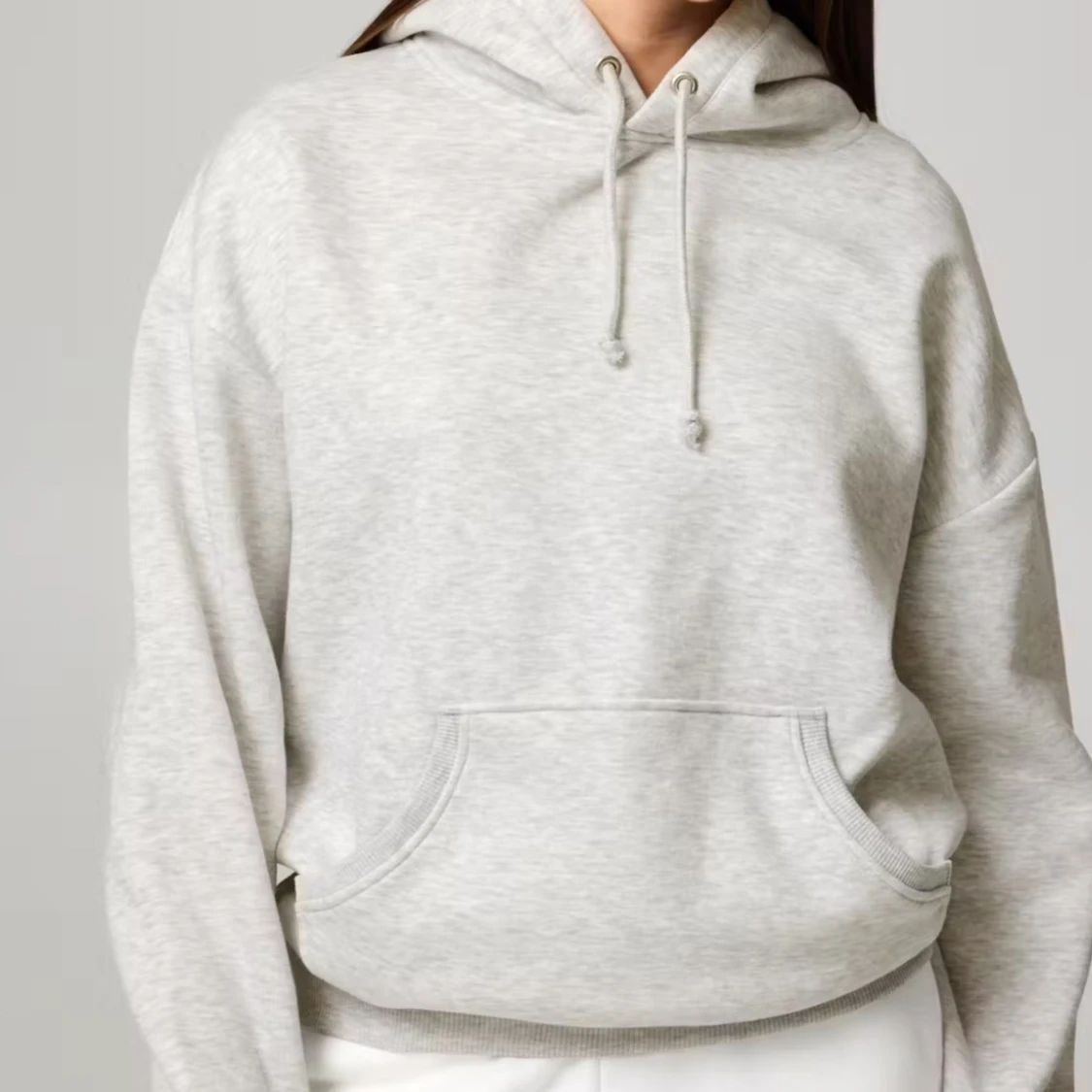 Grå hoodie från Bikbok