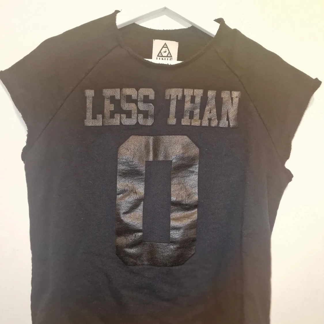 Svart t-shirt från UNIF