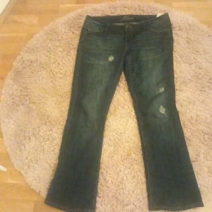Super snygga mörka jeans - Säljer ett par jätte fina jeans. Fickorna är jätte snygga och inga defekter vad jag kan se. Dom är köpta på Vinted men var för stora på mig och det är därför jag säljer, skriv privat för mått och fler bilder på jeansen!🩷💗