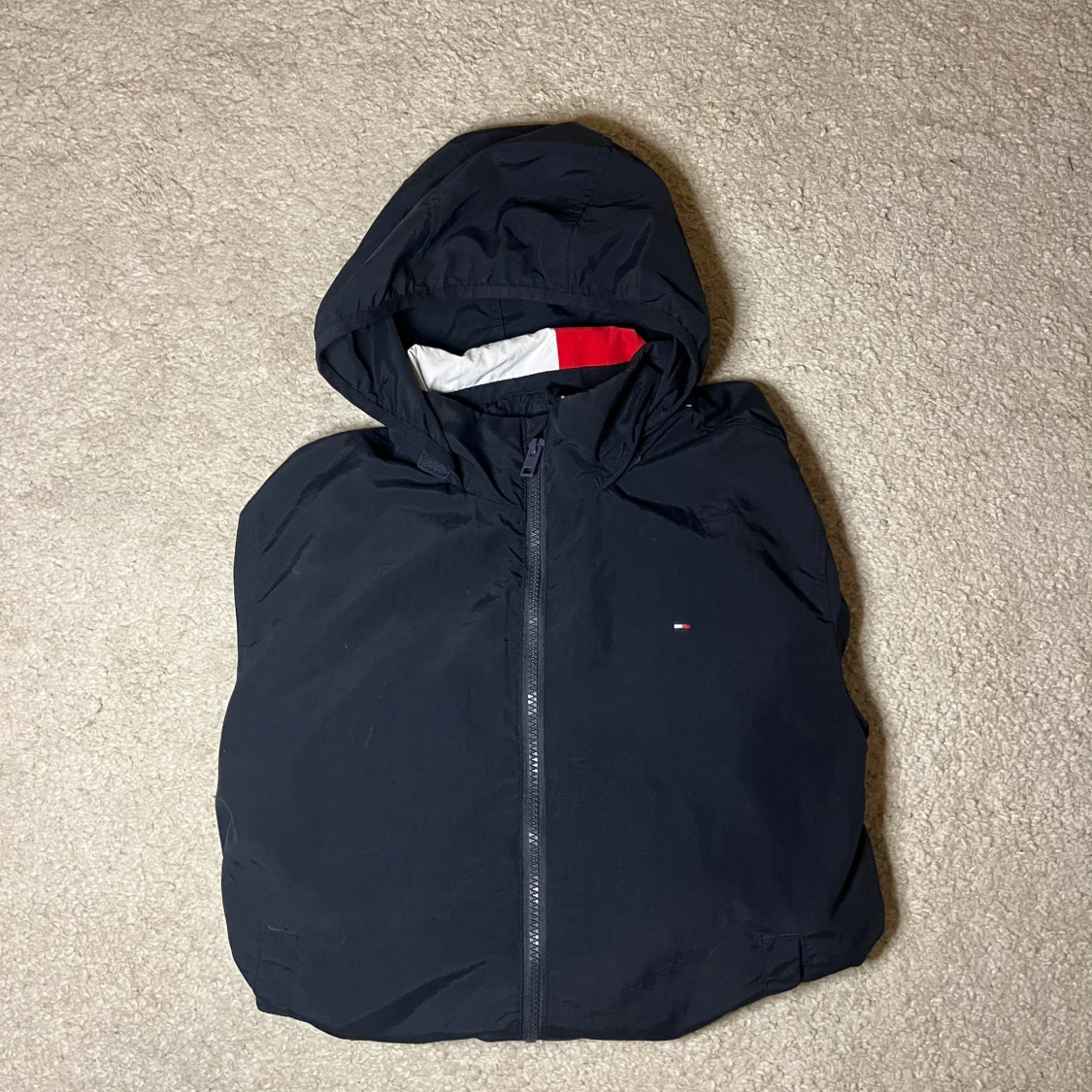 Mörkblå vindjacka från Tommy Hilfiger