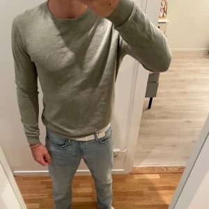 Grön stickad tröja - Är 175 brukar ha s/m, 400kr nypris