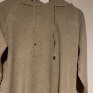 Beige hoodie - Säljer en helt ny tröja! Den är aldrig använd och i storlek M. Materialet är mjukt och bekvämt, vilket gör den idealisk för alla tillfällen.  