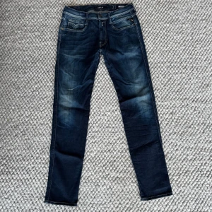 REPLAY ANBASS JEANS  - Replay anbass jeans - Slim fit passform - Storlek W31/L32 - Nypris runt 1800kr -  Deluxecloset