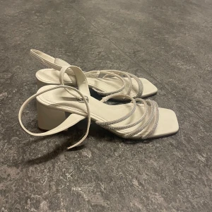 TIAMO Tammy Sandaletter Vit/silver - Säljer dessa fina klackar från Tiamo. Endast använd av mig en gång och perfekta till bal eller liknande🌷 Strl 40
