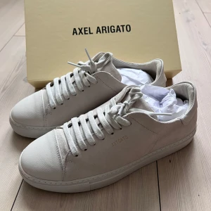 Axel Arigato Clean 90 Cap - Hjälper min bror att sälja hans helt nya & oanvända Axel Arigato skor i storlek 40, färg beige. Supersnygga men fel storlek. Säljes i original förpackningen och skorna är endast testade. 