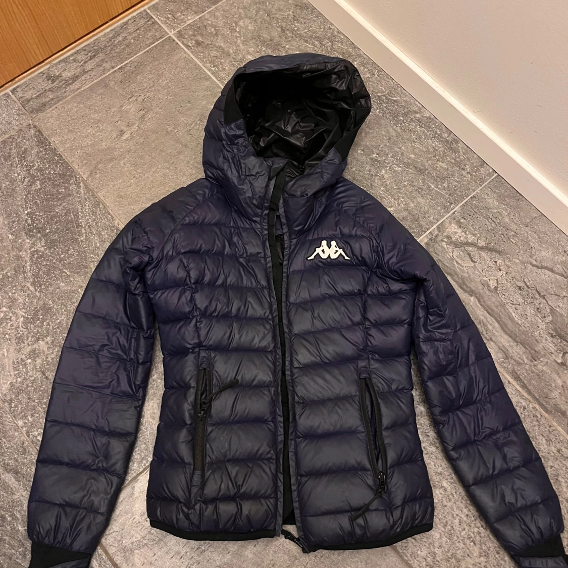 Mörkblå dunjacka från Kappa