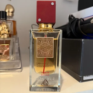 Latafa Ana Abiyedh Rouge Parfym 60 ml  - Ana Abiyedh Rouge från Lattafa, mängd enligt bild. 