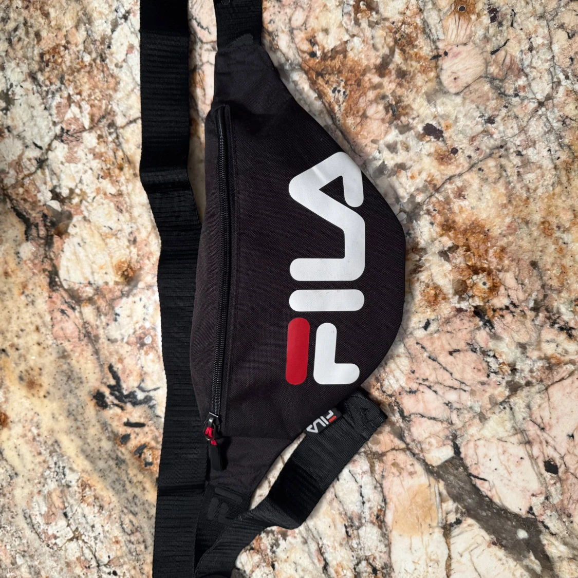 Svart magväska från Fila