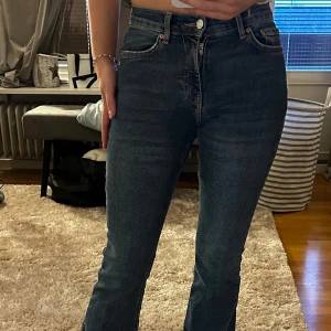 Mörkblå jeans  - Mörkblåa bootcut jeans från Ginatricot i storlek 32. Endast använda ett fåtal gånger 