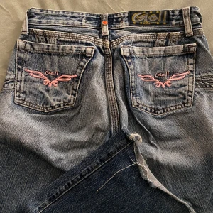 Blåa low waist bootcut jeans  - Ska sälja mina favorit bootcut jeans från Geil!!Jag är 156 och längden är perfekt. Dem är lite slitna där nere och vid midjan är den klippt eftersom dem är jätte low waisted! Kan fixa mått osv om man är intresserad  💕💕