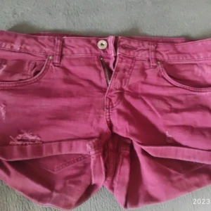 Rosa shorts med slitningar - söta rosa shorts