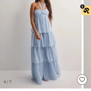 Ljusblå långklänning med halterneck, balklänning - Elegant ljusblå långklänning med halterneck och volanger. Detta är en klänning som jag tänkte ha på min bal i sommar men så jag tyvärr ångrade mig efter returs datumet gick ut… den är ändast testad, prislapp finns kvar. va inte blyg med frågor!❤️