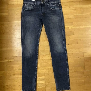Mörkblå Replay Anbass jeans - Tja! Säljer dessa snygga mörkblåa Replay jeans i storlek 31/34 i modellen slim fit Anbass. Jeansen är i väldigt bra skick och har inga defekter. Jag på bilden är runt 175 och väger runt 65. De sitter lite stort på mig så jag tror nog att jeansen hade passat någon  180 plus längd och 70 plus i vikt. Ställ jätte gärna frågor om ni har eller om extra bilder!