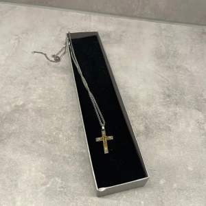 Silver halsband med korshänge - Använd 1 gång då jag inte använder halsband. 50 cm långt 