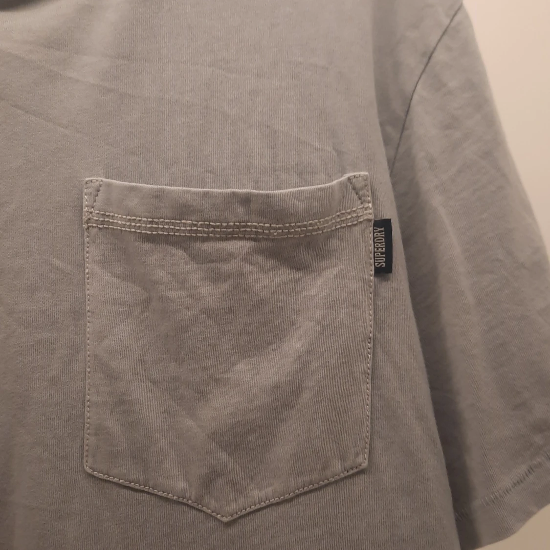 Grå t-shirt från Superdry - 3