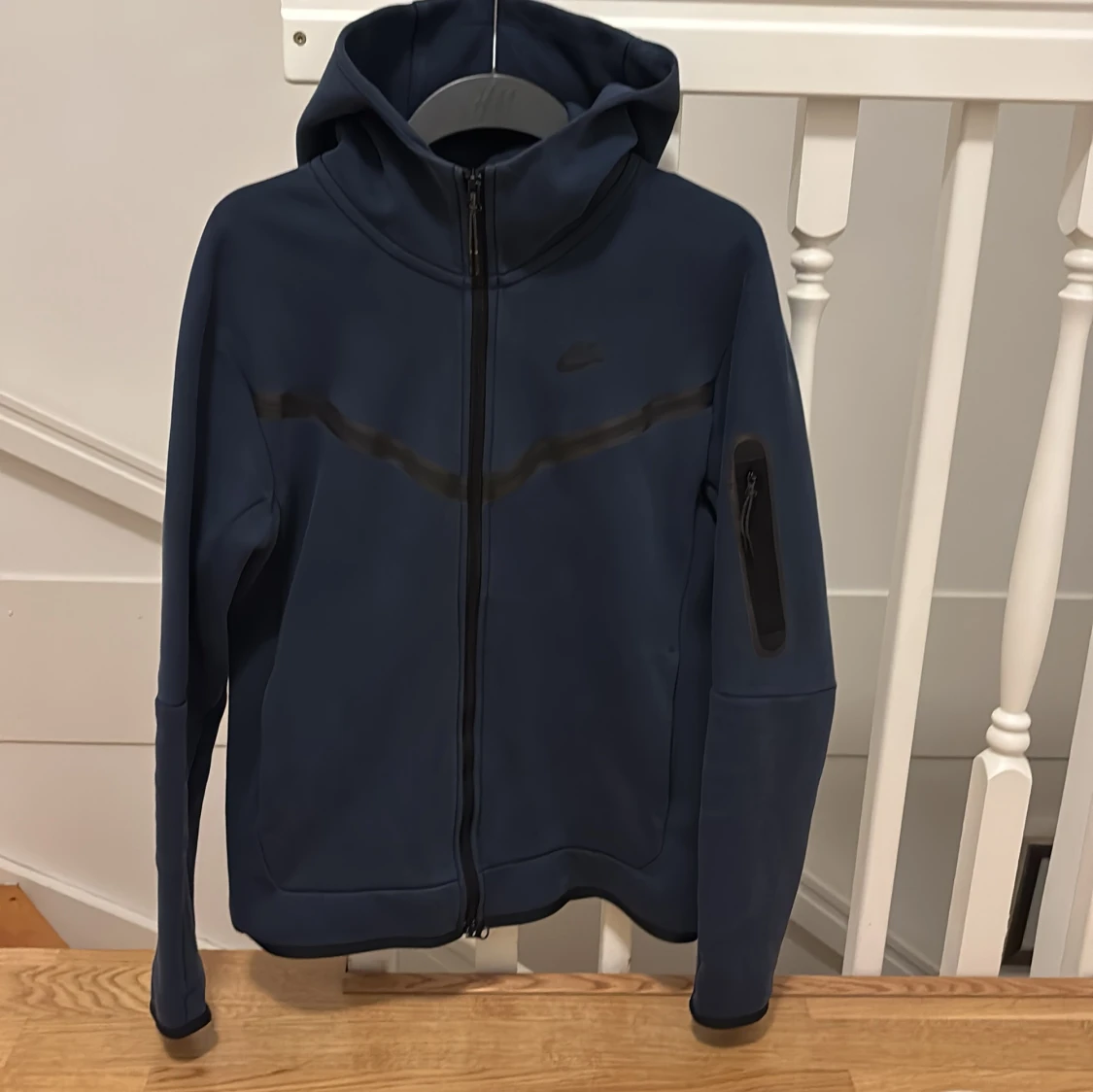 Mörkblå hoodie från Nike - 1