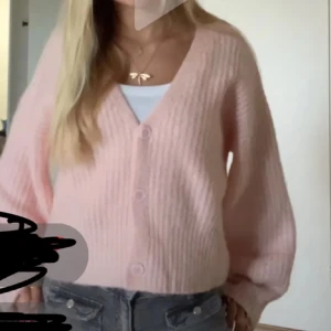 Rosa stickad kofta - Säljer denna rosa stickade kofta från nakd, den är använd men i väldigt bra skick, storlek xs!!🩷💖💞