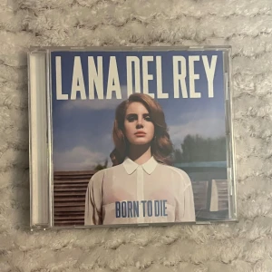 Lana Del Rey Album - Lana Del Rey album! Omslaget kan ha märken men annars fungerar allt som det ska 💫 Tar bara köp nu!