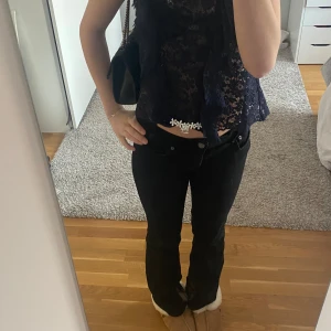 Zara low waist bootcut jeans - Säljer dessa helt oanvända jeansen då jag ryckt prislappen och de dessvärre är lite för stora. Köpa för 2 veckor sedan från Zaras hemsida, finns original förpackning och prislapp. Jeansen är väldigt low waisted. Hör av er vid frågor eller om ni vill ha bilder💕
