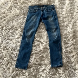 Replay jenas storlek 33 - Hej, säljer mina replay anbass jeans i storlek 33. Jeansen är i bra skick och jag har haft dem i fyra månader ungefär. Säljer dem pga av att dem är för små för mig.