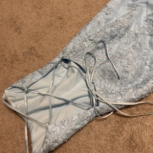 Blå balklänning  - Jag säljer mi balklänning som är helt oanvänd. Skick är som ny.  Storlek: s-sx, som referens jag är ungefär 160 med klackar passar den perfekt och går nån centimeter över marken. Nypris: ca 2000kr  Säljer för 1800kr men pris kan diskuteras 