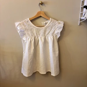 Vit blus från Shein - Säljer denna SUPER söta blus från SHEIN med detaljer upptill i storlek 11-12 år🩷Använd ett fåtal gånger och är i väldigt fint skick. Säljer för att den har blivit för liten💘 Skriv för mer bilder, pris eller nått annat🤞🏼