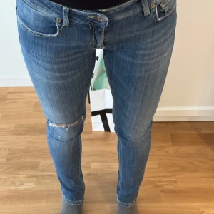 DonDup jeans  - Mycket fint skick inga defekter storlek 27, men små så mer 25/26 kanske. Låga i midjan ☺️