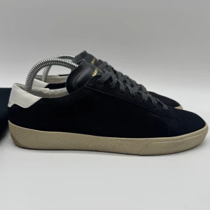 SAINT LAURENT SKOR  - Saint Laurent - Skick: 910/10 - Tillbehör: Dustbag - Storlek 39 sitter som 40 - Nypris ca 8000kr - Deluxecloset