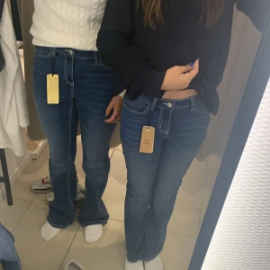 Low waist bootcut jeans från lindex  - Low waist bootcut jeans, stl 158-162, endast använda fåtal gånger, nypris 399kr, kan diskutera pris vid snabbt köp💞