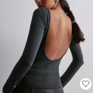 Topp - Snygg topp till fest eller vardags. Har en snygg öppenrygg. I bra skick💕