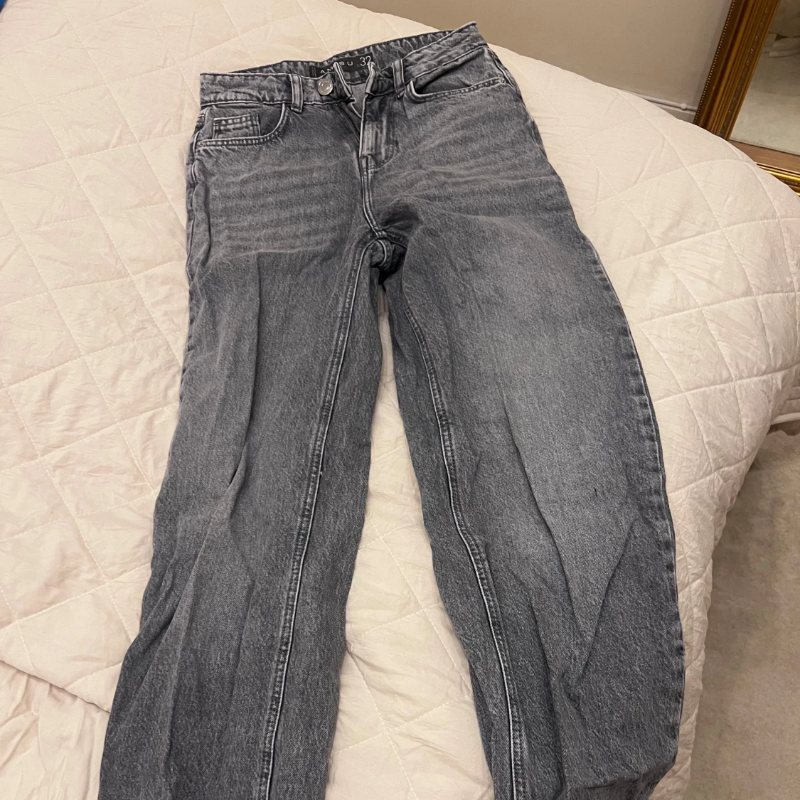 Grå jeans från Amisu - 92