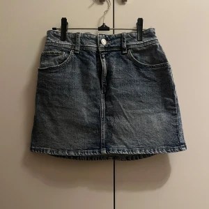 Jeanskjol i denim - Snygg jeanskjol som är perfekt till sommaren⭐️Den har används några gånger sommaren 2024 men inget mer än de❤️