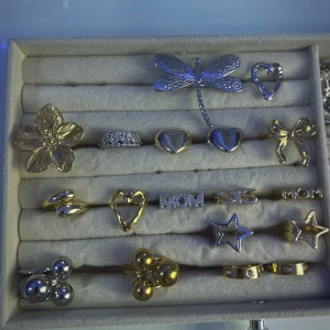 Ringar  - Säljer justerbara smycken i rostfritt stål , alla är helt nya. Stora ringar 99kr st. Små ringar 89kr st. Halsband 99kr st. Armband 89kr st. Örhängen 89. Vid köp av fler saker får du rabatt ❤️ skriv till mig innan du köper för att vara säker på att smycket inte är sålt!😀