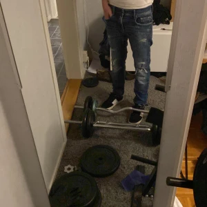 Replay jeans - Säljer ett par blå jeans med slitningar på framsidan för en trendig look. De har en klassisk femficksdesign och är tillverkade i denim. Perfekta för en avslappnad stil. Passar bra på mig som är 171