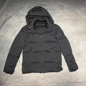 J.Lindeberg Jacka - | J.lindeberg vinterjacka | Storlek M | Bra skick | För mer frågor är det bara att kontakta |