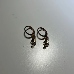 Guldörhängen med svampdesign - Snygga guldörhängen med hängande svampdesign. Perfekta för att ge en unik touch till din stil. De är små och lätta, vilket gör dem bekväma att bära hela dagen.