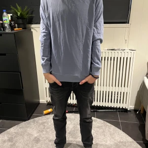 Blå tröja - Tröjan ser anvönd ut men är inte det den är bara skrynklig, storlek M, priset är diskuterbart 