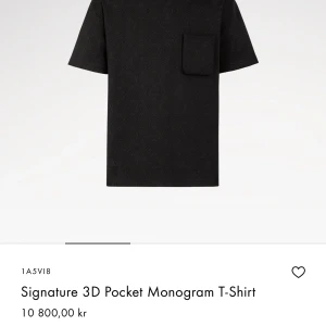 Svart monogram t-shirt med ficka - Snygg svart t-shirt med 3D-monogram och en praktisk bröstficka. Tillverkad i Italien, perfekt för en stilren look. https://en.louisvuitton.com/eng-nl/products/inside-out-t-shirt-nvprod1780324v/1A5VI8?dispatchCountry=SE. 