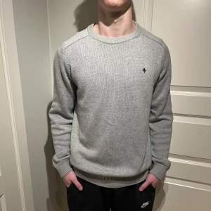 Morris stickad tröja - Säljer denna otroligt schyssta Morris tröjan! | Den är i utmärkt skick utan defekter! | Storlek L. | Ställ gärna frågor innan du köper!