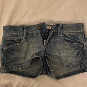 Jeansshorts från ONLY - Skit snygga lågmidjade jeansshorts från ONLY❣️i strl 25, skriv om frågor❤️midjemått ca 38,5