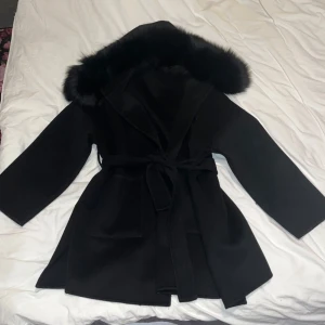 Femeninaofsweden kappa VALENTINA - Använd enstaka gång. Jättefint skick💓ord pris 3699