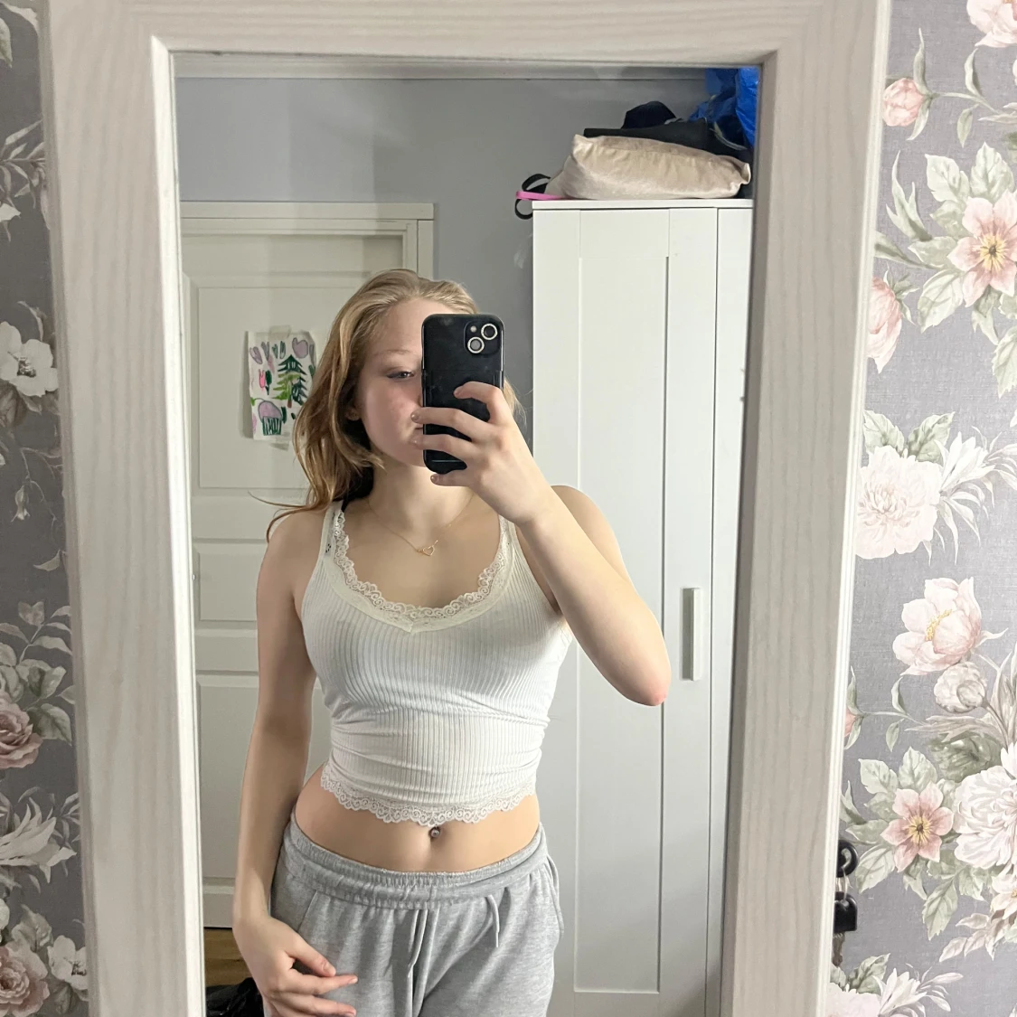 Vit ribbad linnetopp med spetsdetaljer