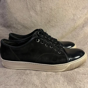 Lanvin skor  - Snygga Lanvin skor, dem är bruna | Skicket får ni avgöra själva. Lite sliten mocka lite crease, repa  | Storleken är 10/44, kan fixa innermått vid osäkerhet| Extra beige sko snören ingår | Hör av er vid minsta fundering eller fråga!