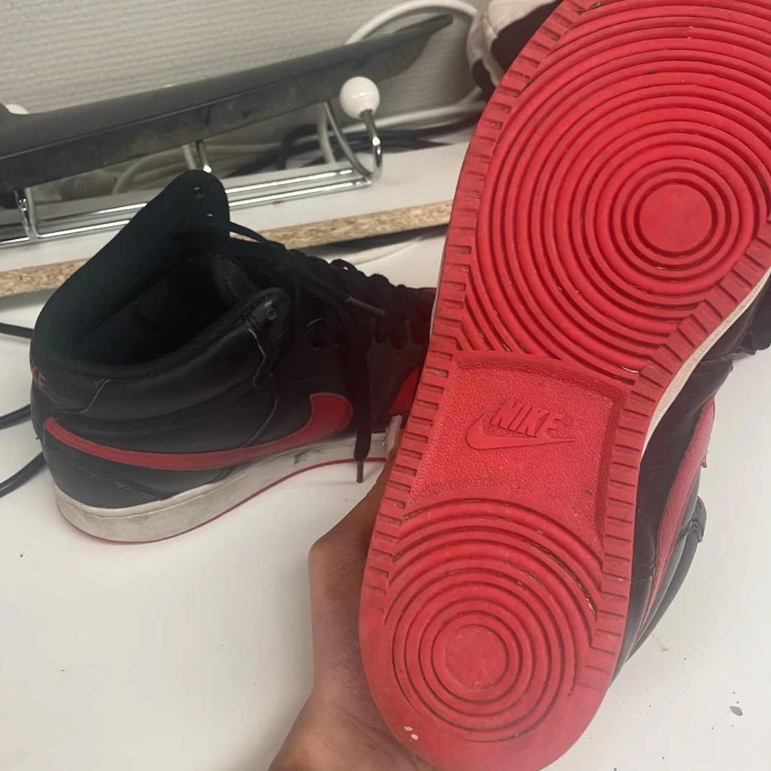 Nike Air Jordans i svart och rött - 91