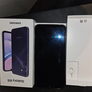 SAMSUNG GALAXY A15 LTE 5G  - Helt i nyskick, använd i cirka 2 veckor. Svart Samsung Galaxy A15, stöd för 5G internet. Finns ett genomskinligt skal för extra skydd som följer med. Skriv för fler frågor 🤗🤗