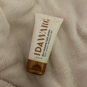 Self-Tanning Face Lotion från Ida Warg - Säljer en Self-Tanning Face Lotion från Ida Warg. Den är 100% vegansk och doftfri, perfekt för en naturlig solkysst look. Kommer i en praktisk tub på 50 ml med en snygg design i vitt och guld. Använt fåtals gånger.