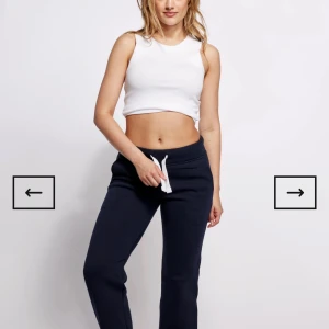 Svarta Russemerch mjukisbyxor med snörning - Säljer ett par bekväma blåa mjukisbyxor med snörning i midjan. Perfekta för en avslappnad dag hemma eller på språng. Från russemerch, bra kvalitet 